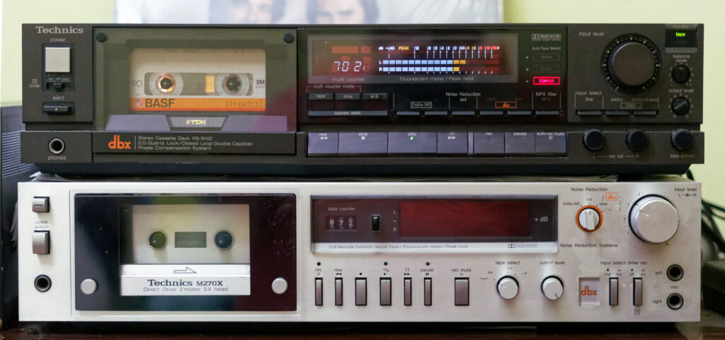 Technics RS-B100, RS-M270X on the bench, por Retired electrician no Wikimedia Commons. Imagem licenciada sob domínio público (Creative Commons CC0 1.0).