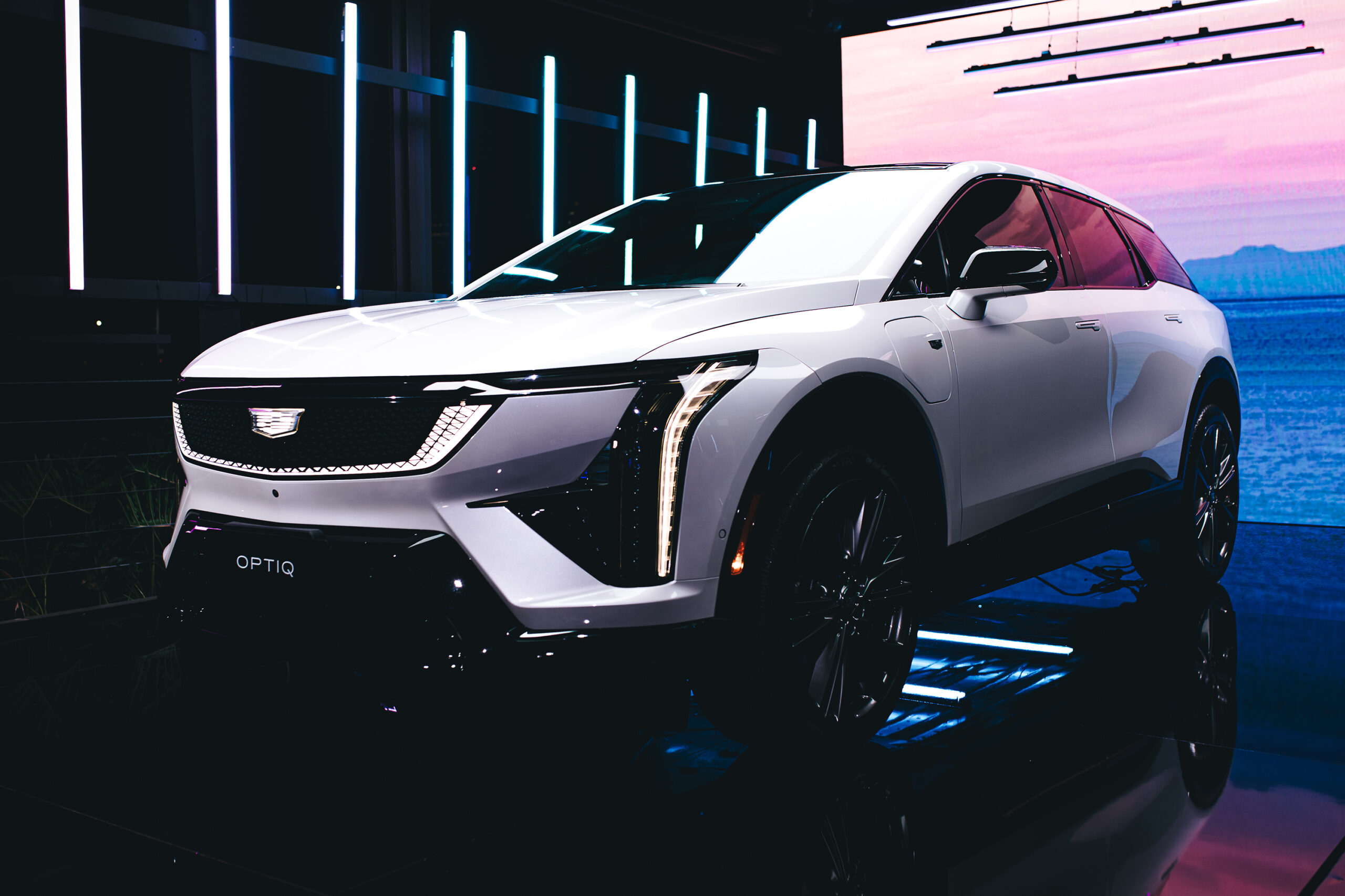 Cadillac inicia operações no Brasil com três SUVs elétricos